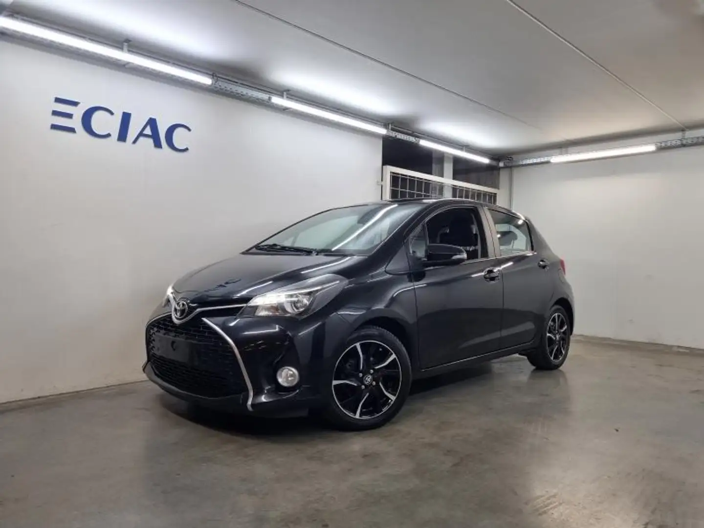Toyota Yaris Comfort & Pack Style Zwart - 1