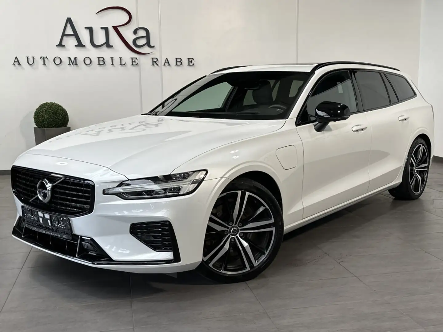 Volvo V60 T6 AWD Recharge R-Design NAV+LED+AHK+PANO+VC Weiß - 1
