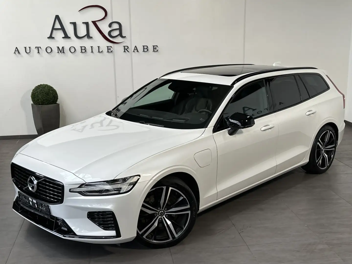 Volvo V60 T6 AWD Recharge R-Design NAV+LED+AHK+PANO+VC Weiß - 2