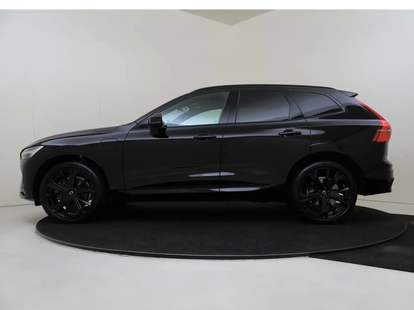 Volvo XC60 T6 Plus Black Edition | Trekhaak | 360° Camera | P Noir - 2