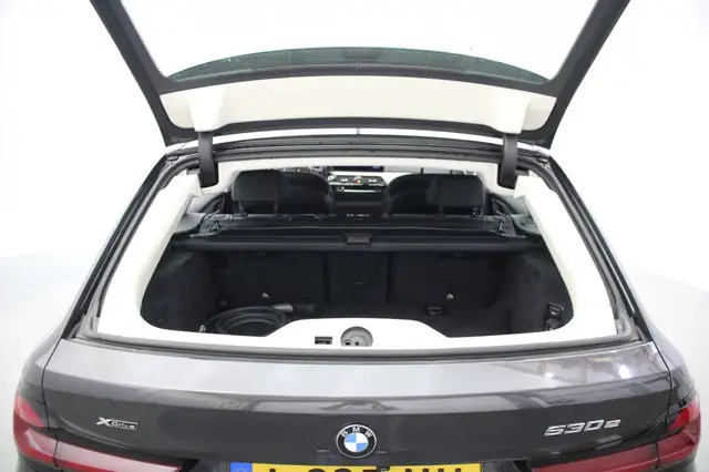 BMW 5 Series view 14