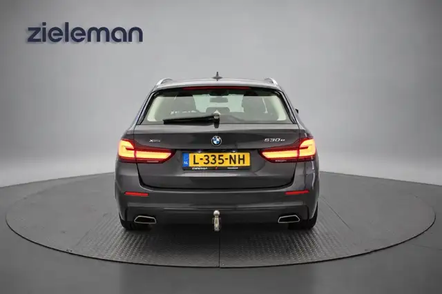 BMW 5 Series view 21