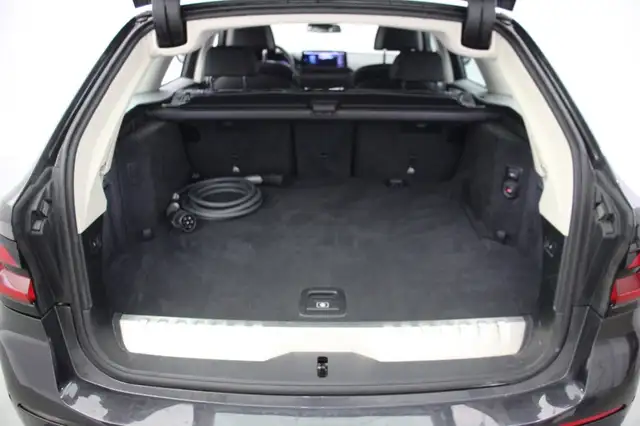 BMW 5 Series view 15