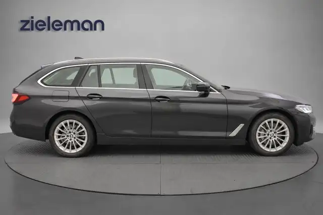 BMW 5 Series view 19