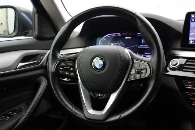 BMW 5 Series view 24