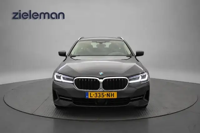 BMW 5 Series view 18