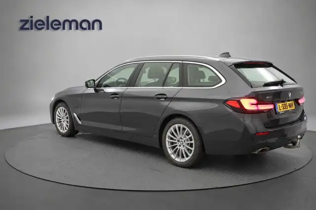 BMW 5 Series view 3