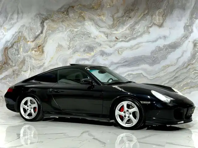 Porsche 911 view 3