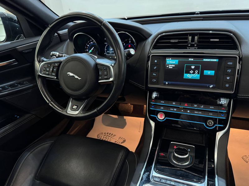 Jaguar XE 2.0D R-Sport - Pano/Navi/Cruise/Zetelvw/Keyless — photo 14