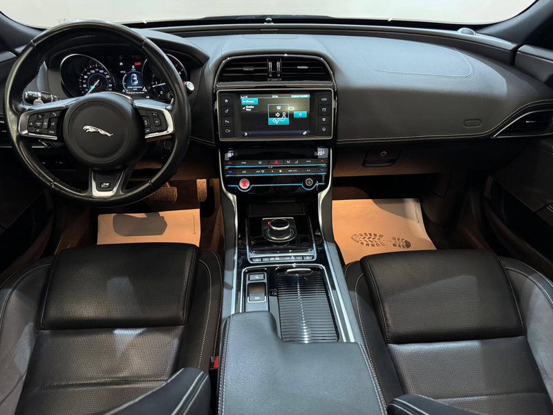 Jaguar XE 2.0D R-Sport - Pano/Navi/Cruise/Zetelvw/Keyless — photo 13