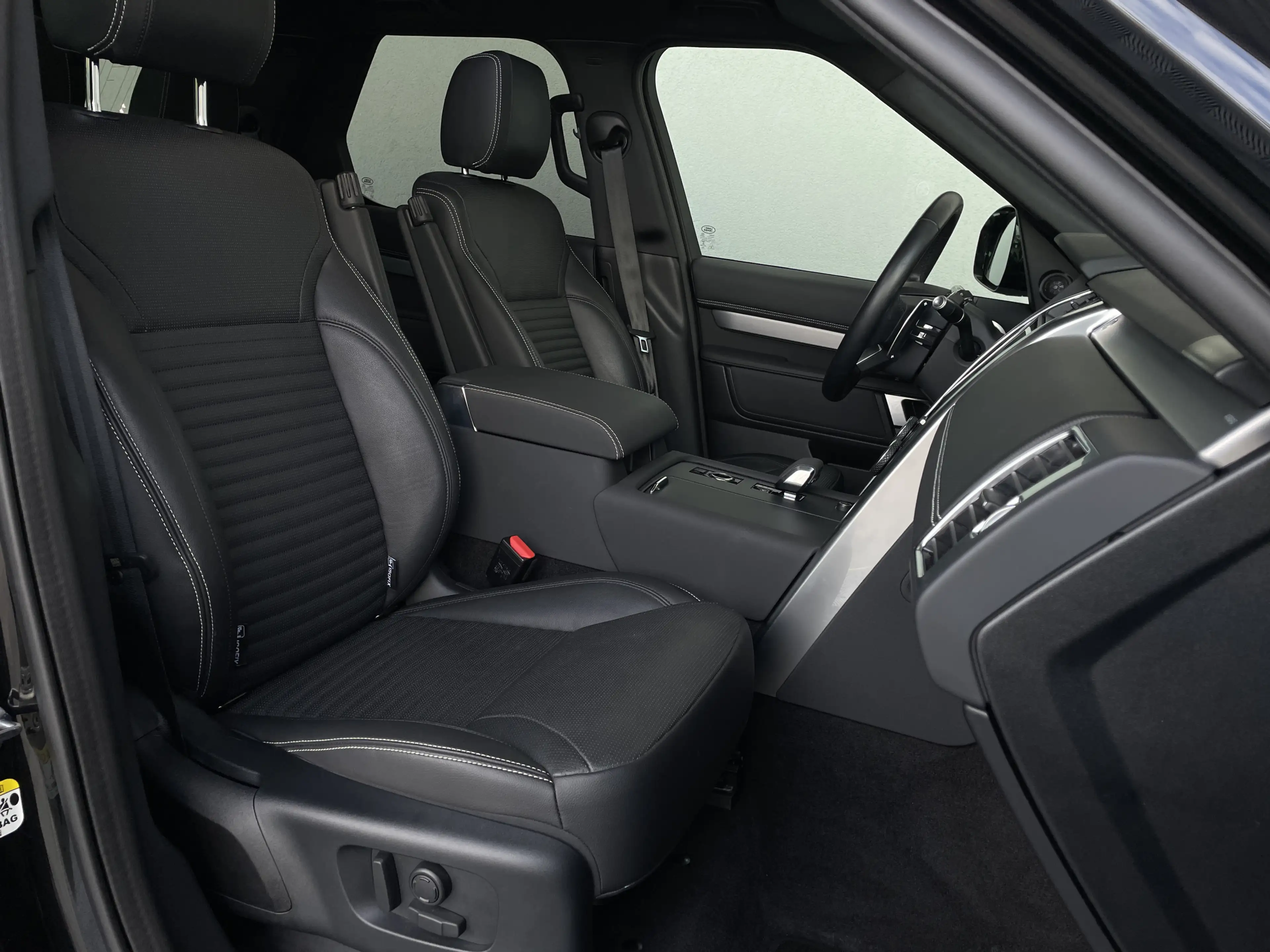 Land Rover Discovery 5*R-Dynamic SE D250 AWD* — photo 8