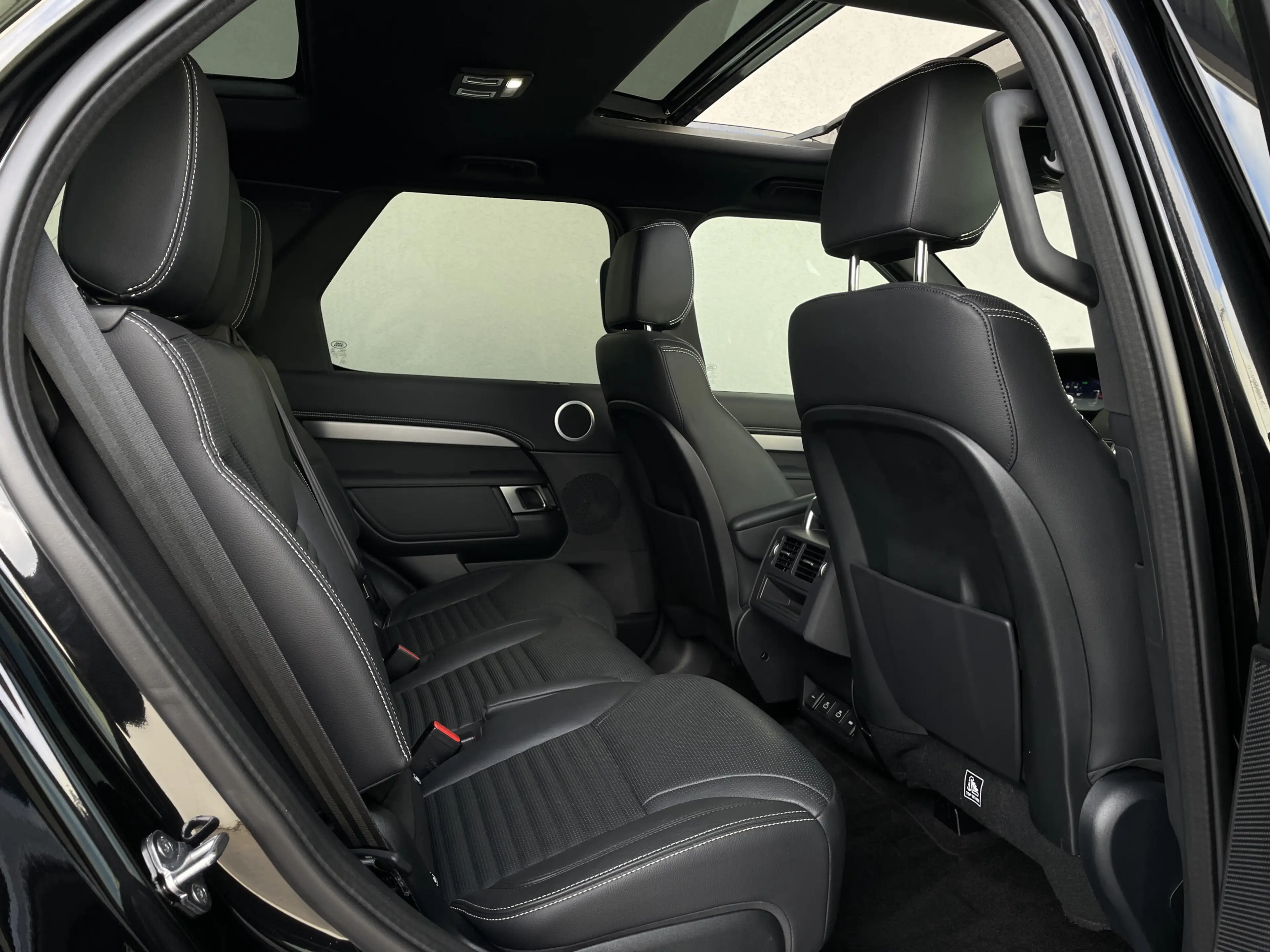 Land Rover Discovery 5*R-Dynamic SE D250 AWD* — photo 7
