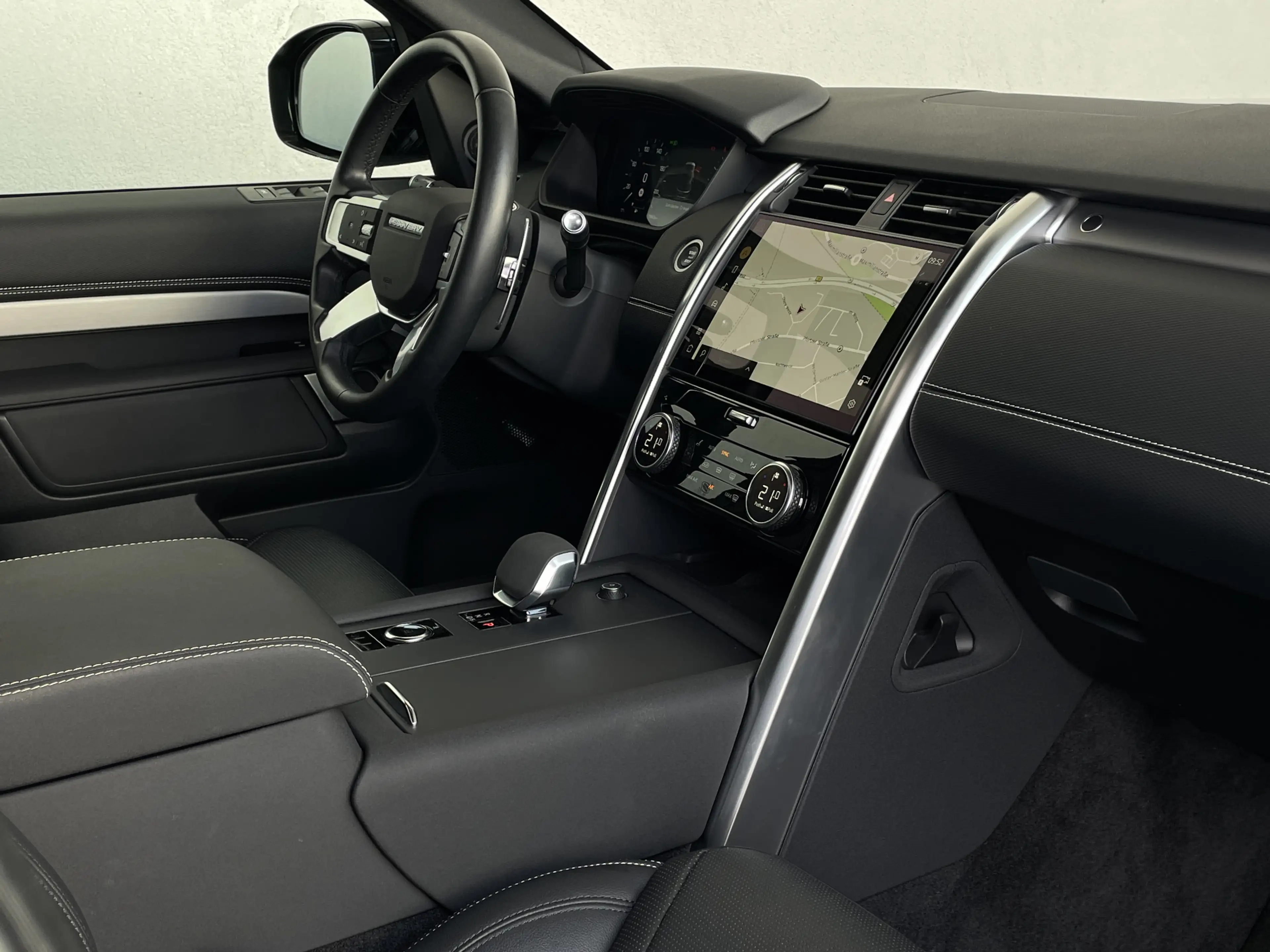 Land Rover Discovery 5*R-Dynamic SE D250 AWD* — photo 9