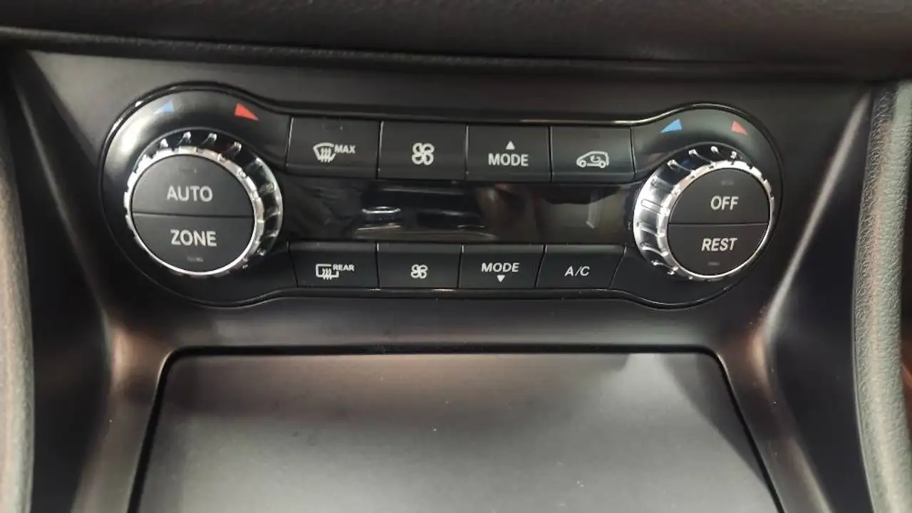 Mercedes-Benz GLA снимка Mercedes-Benz GLA