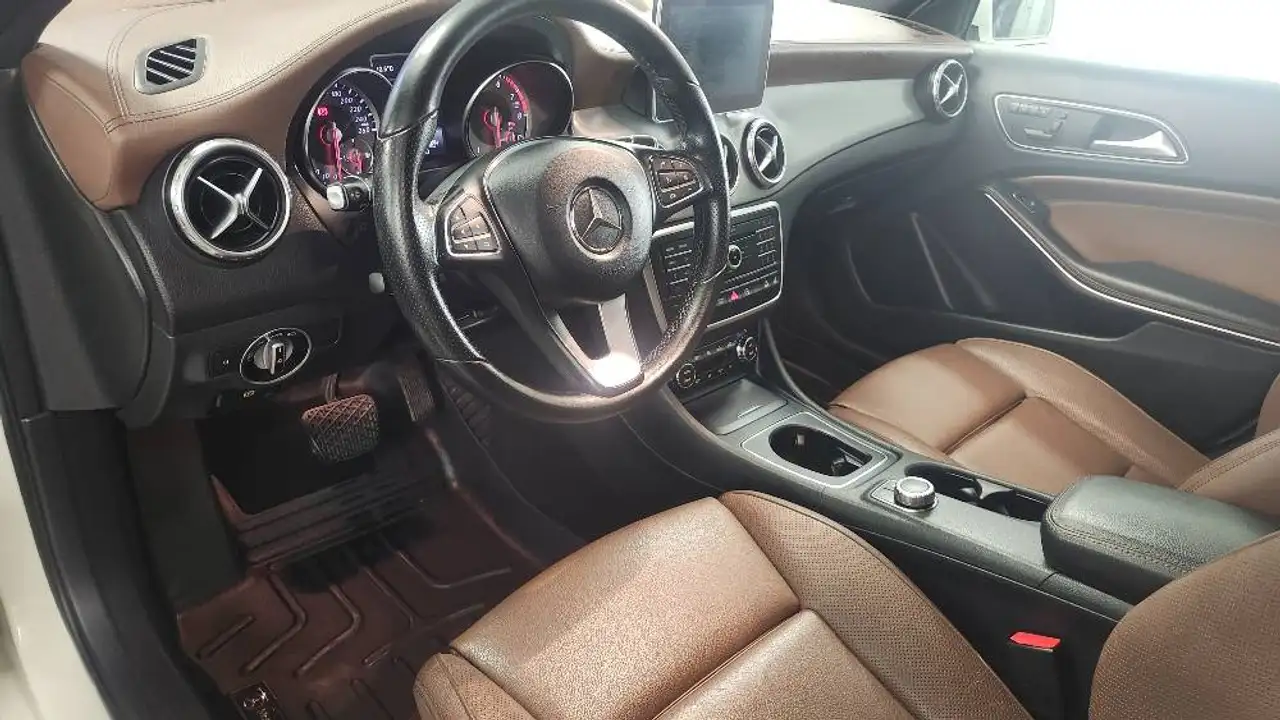 Mercedes-Benz GLA снимка Mercedes-Benz GLA