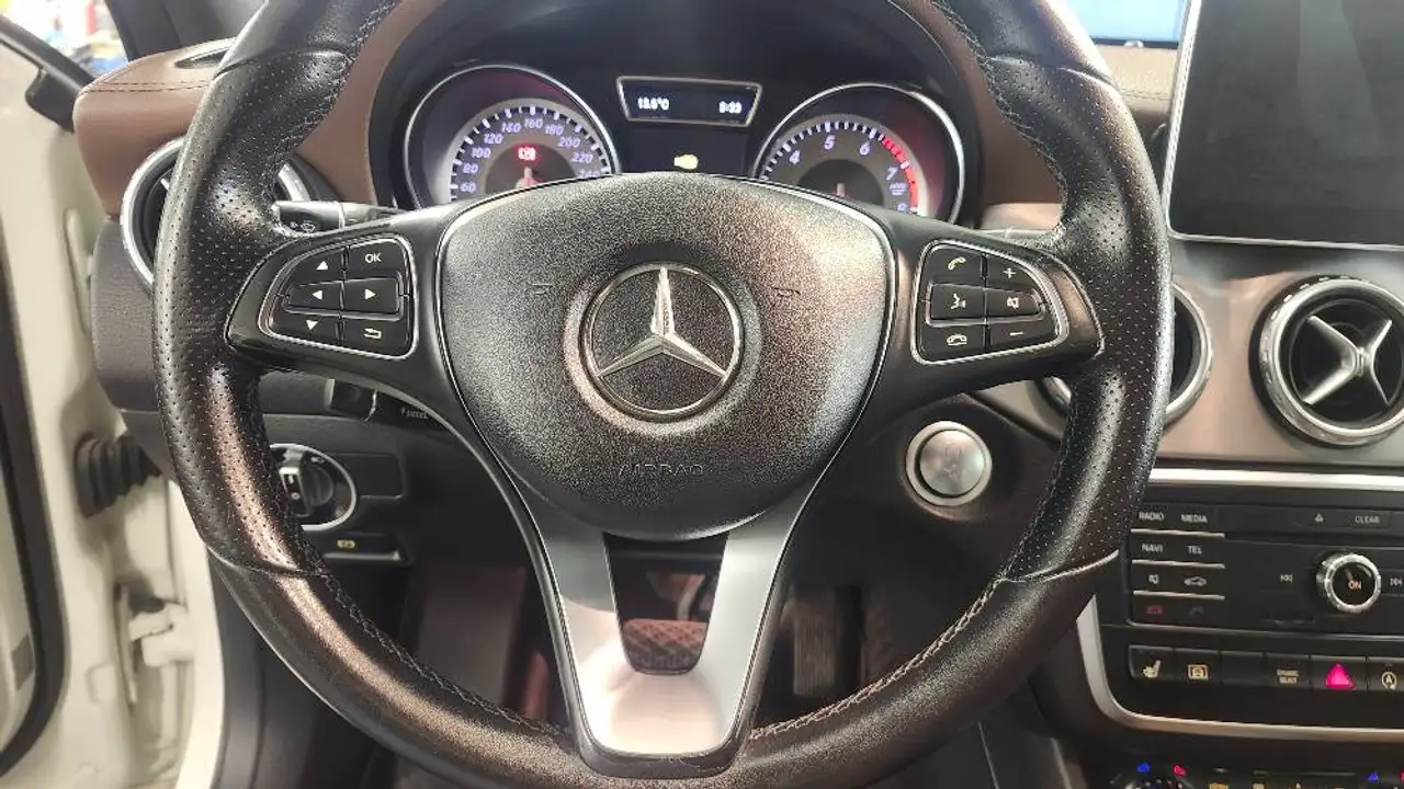Mercedes-Benz GLA снимка Mercedes-Benz GLA