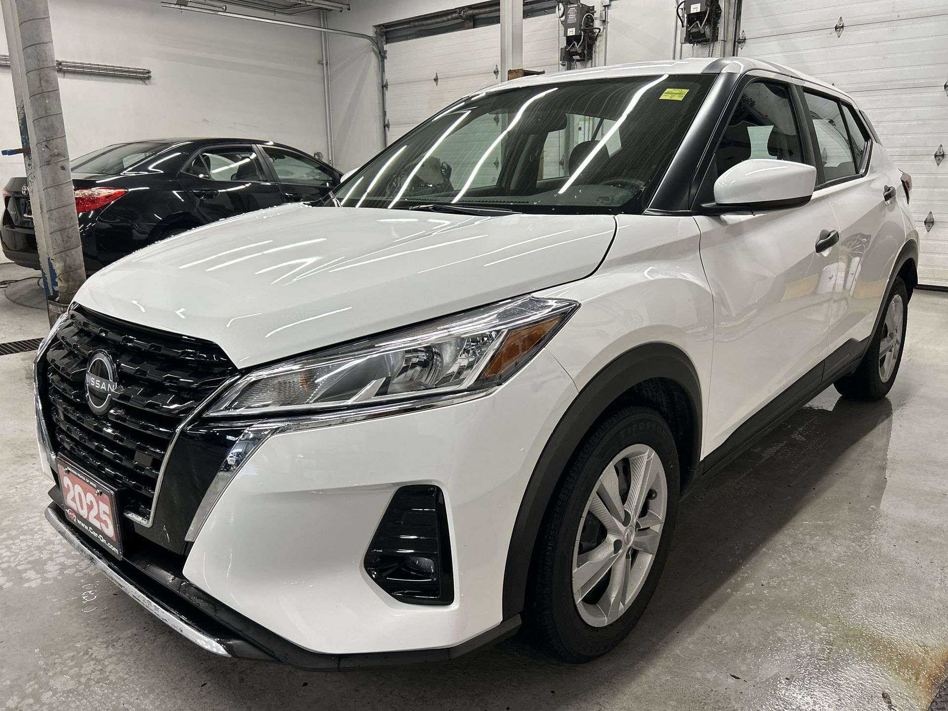 White 2025 Nissan Kicks Play SUV / Crossover Front-Wheel Drive Automatic