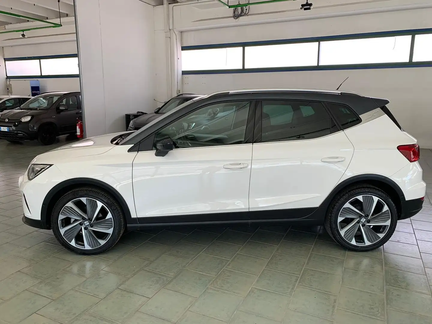 SEAT Arona Arona 2022 1.0 tgi FR 90cv Weiß - 2