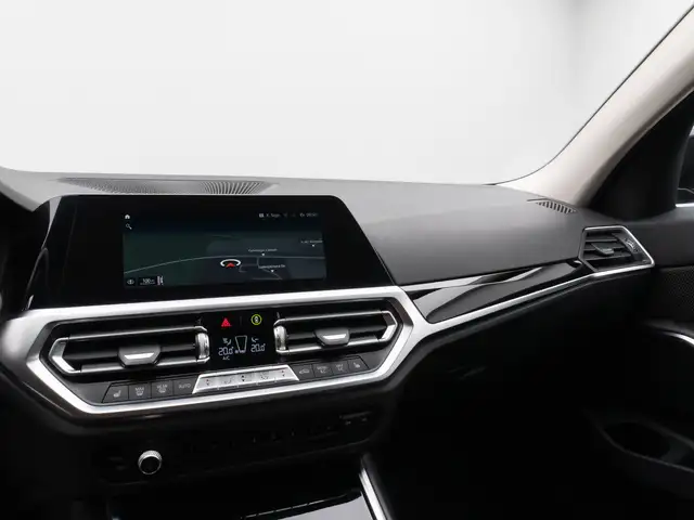 BMW 3 Series view 22