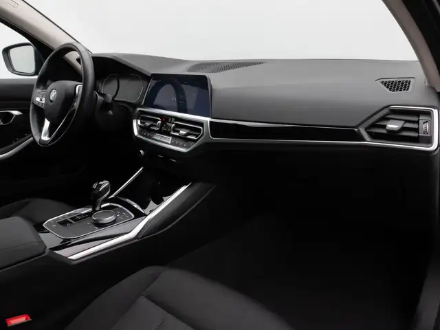 BMW 3 Series view 24