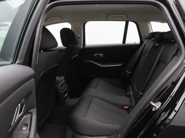 BMW 3 Series view 26