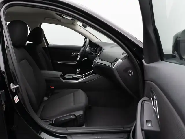 BMW 3 Series view 25