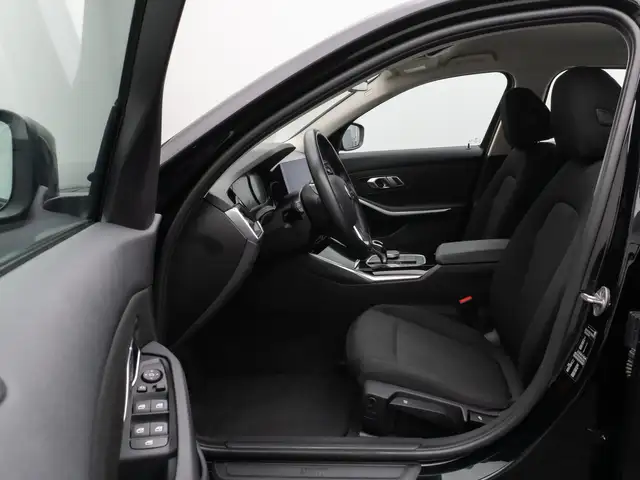 BMW 3 Series view 20