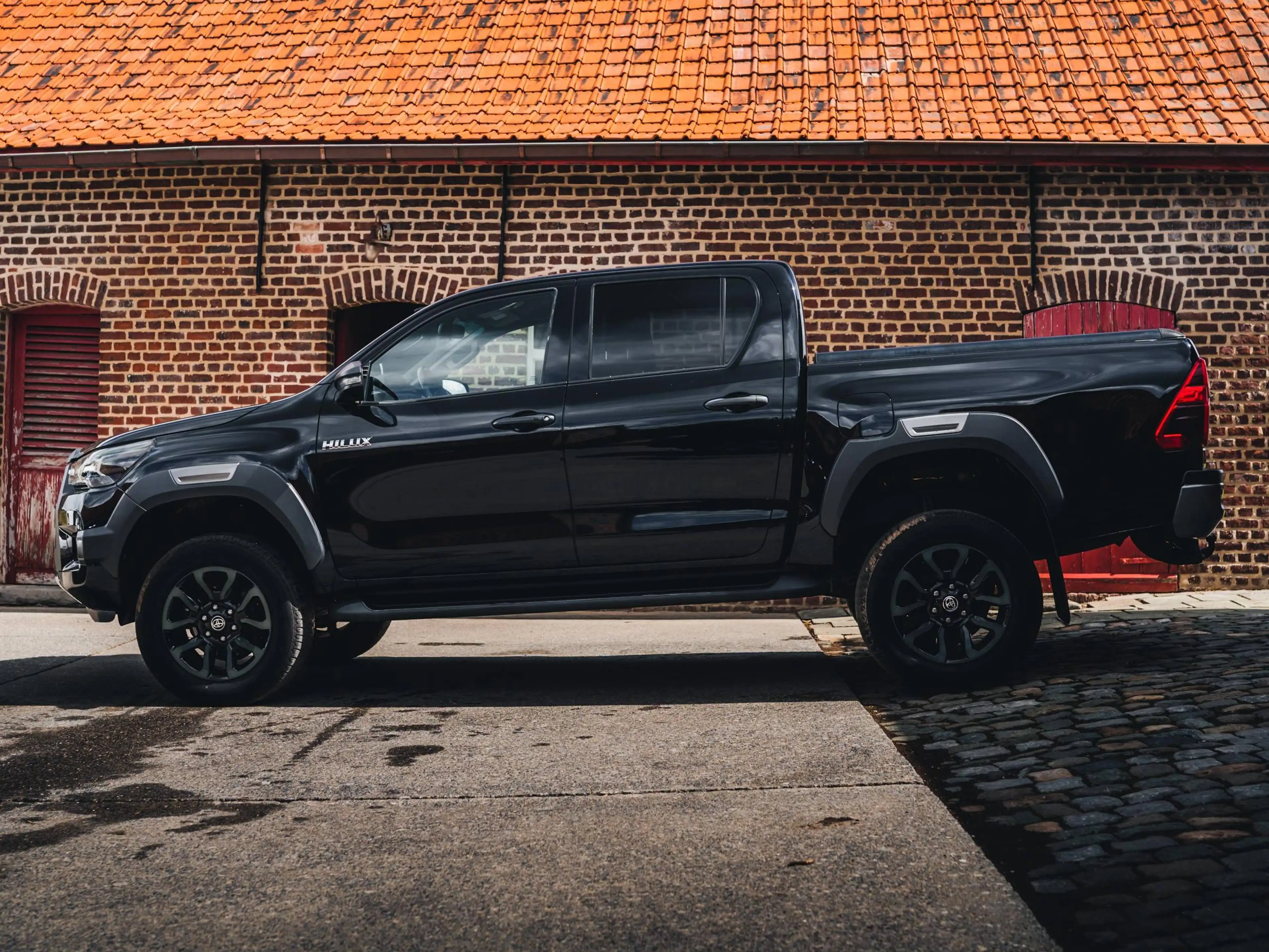 Toyota Hilux Invincible — photo 2