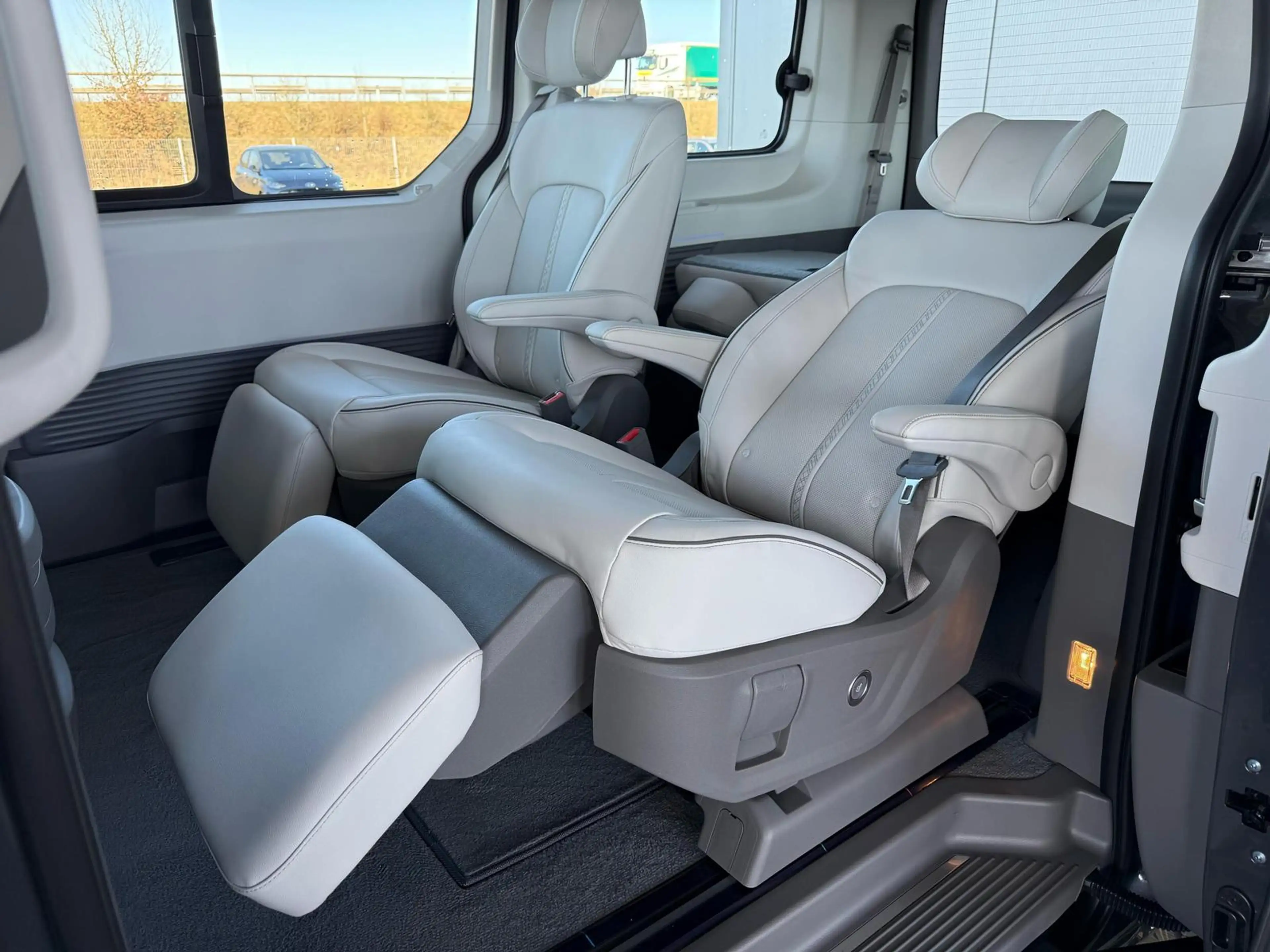 Hyundai STARIA Luxury 1.6 T-GDi HEV 2WD 7-Sitzer / ACC / 360° Kam — photo 9