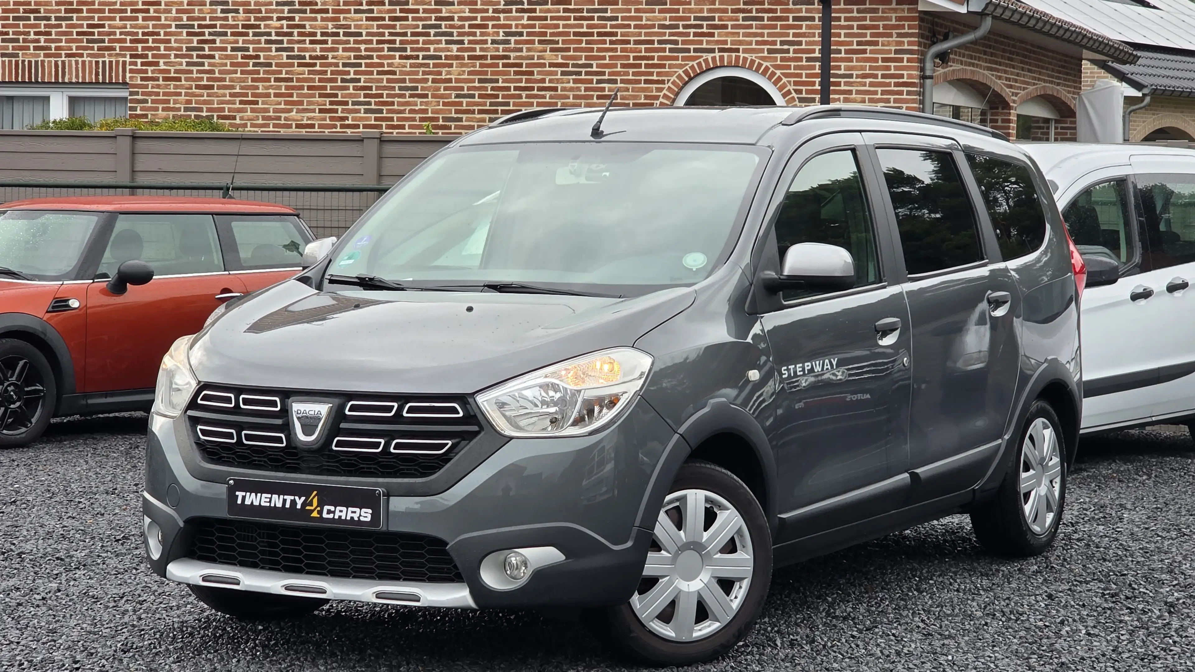 Dacia Lodgy Stepway 7 Zitplaatsen Airco Navi Benzine *