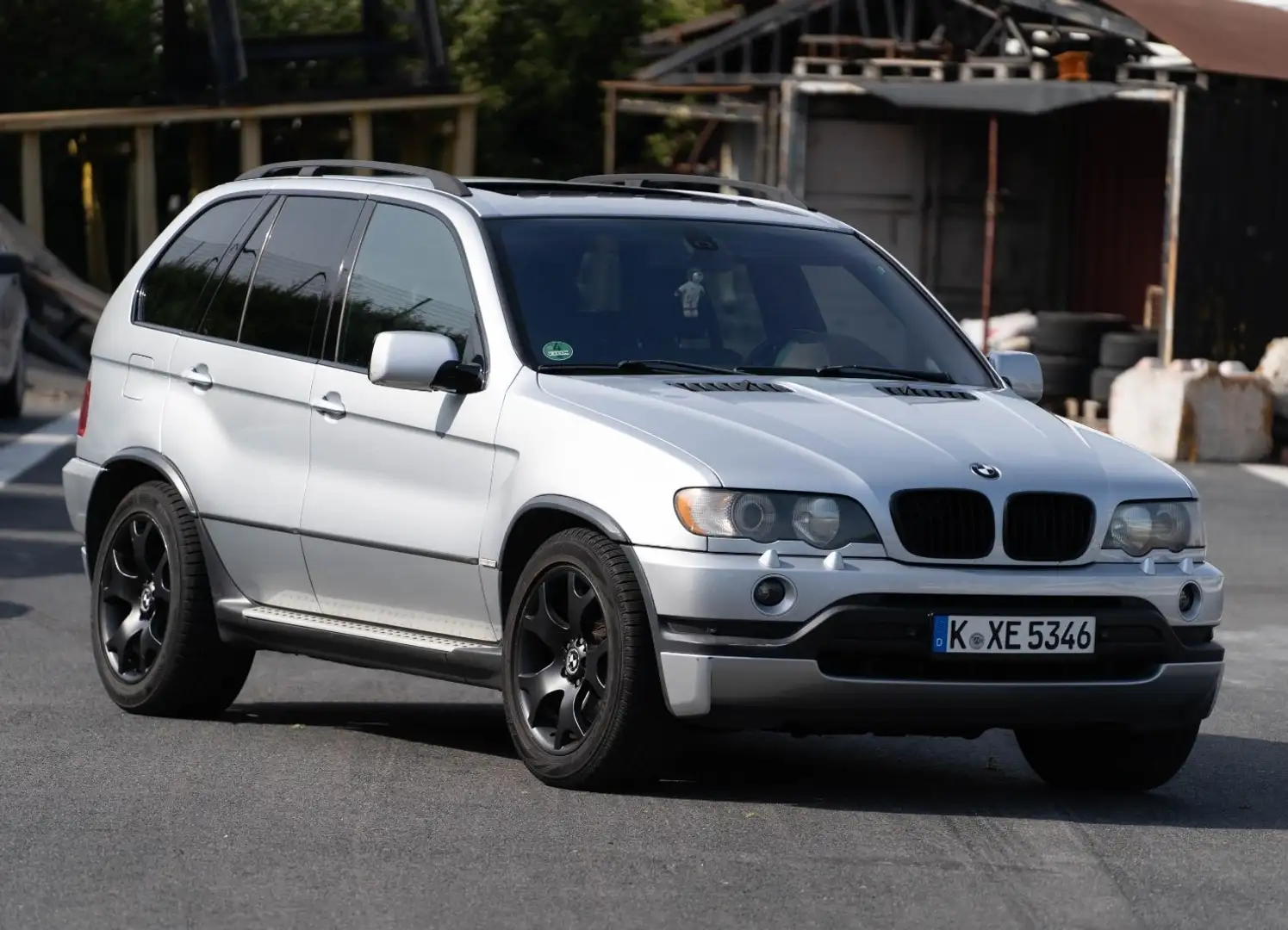 BMW X5 4.6 is - 1