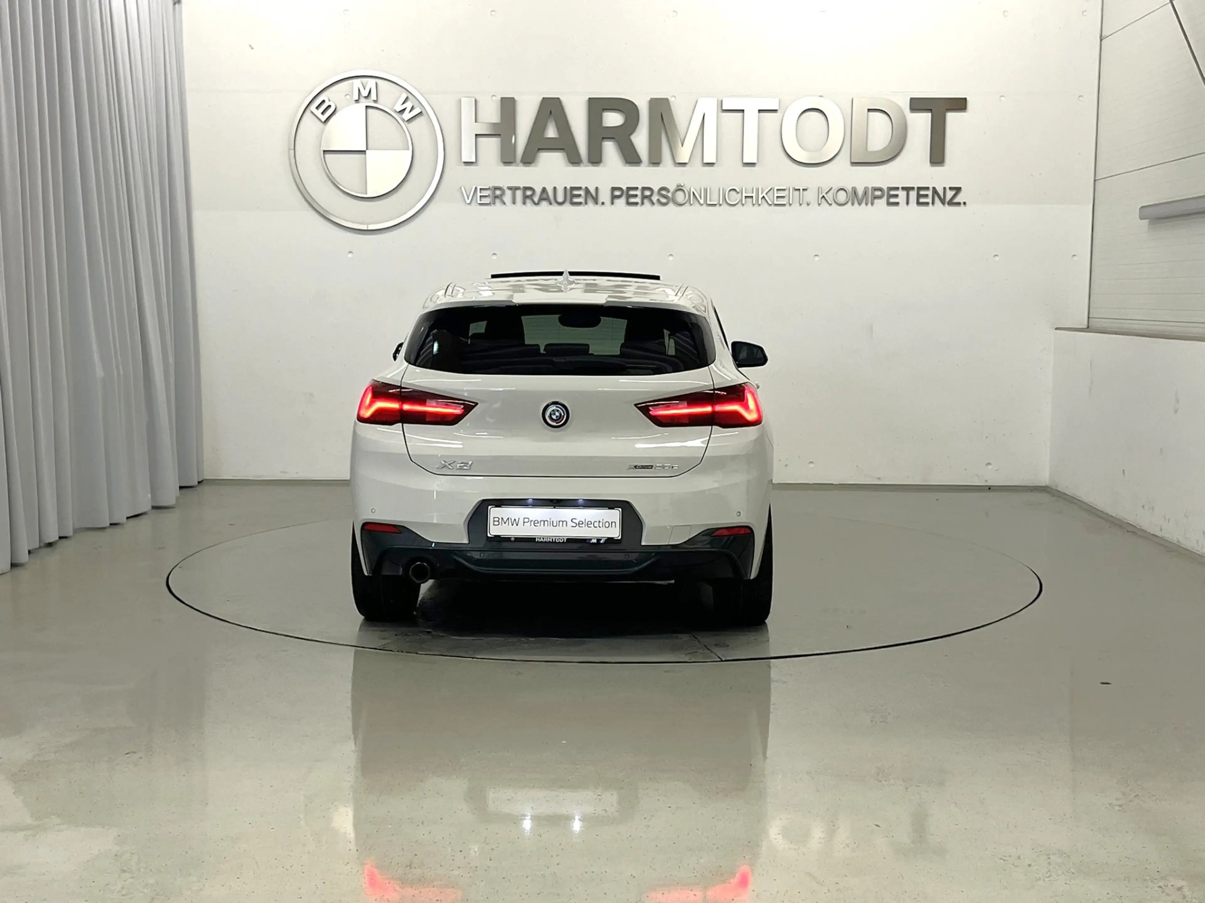 BMW X2 xDrive25e *Modell M Sport / Panorama / Navi / LED* — photo 4