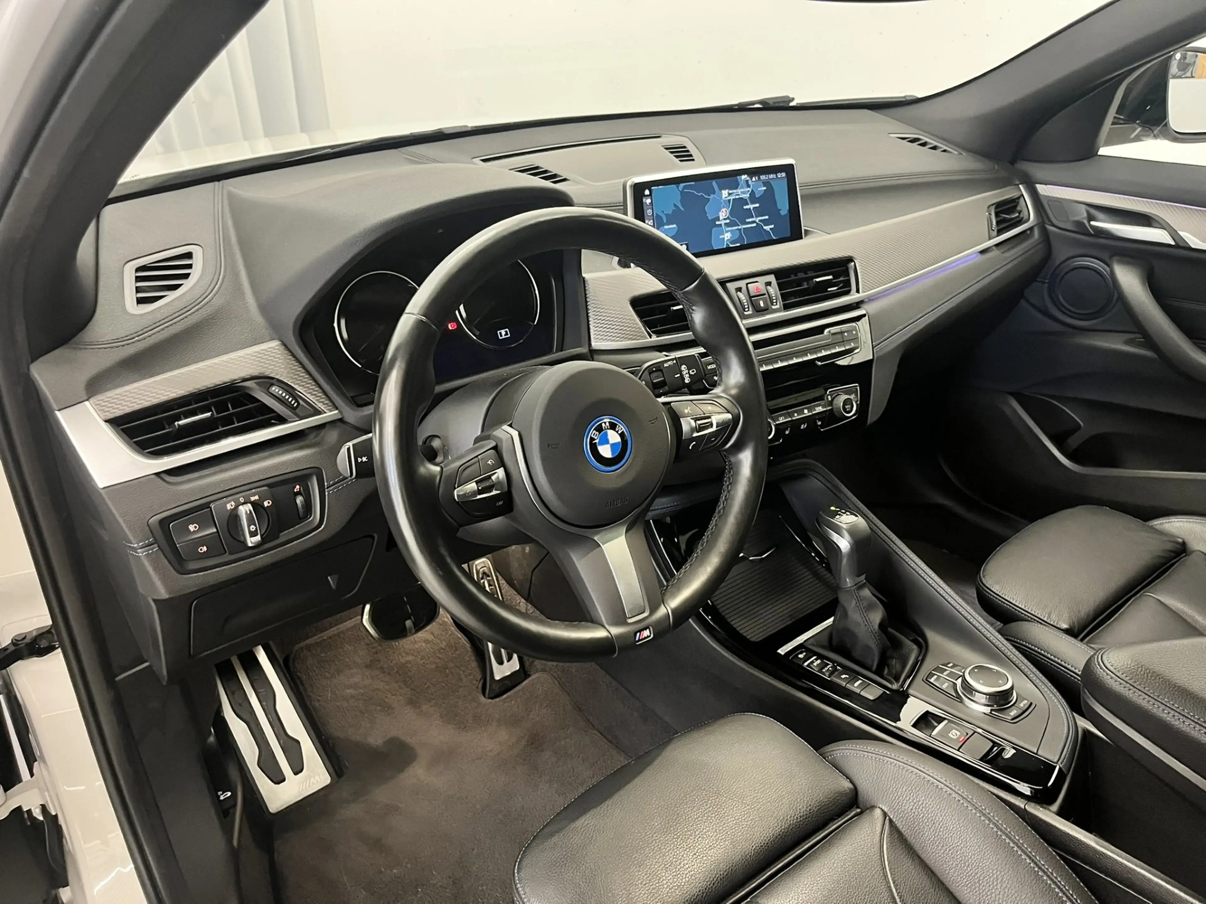 BMW X2 xDrive25e *Modell M Sport / Panorama / Navi / LED* — photo 7
