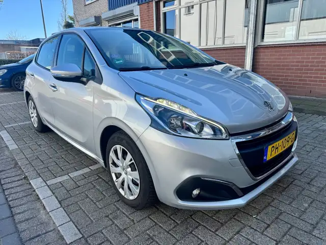 Peugeot 208 view 4