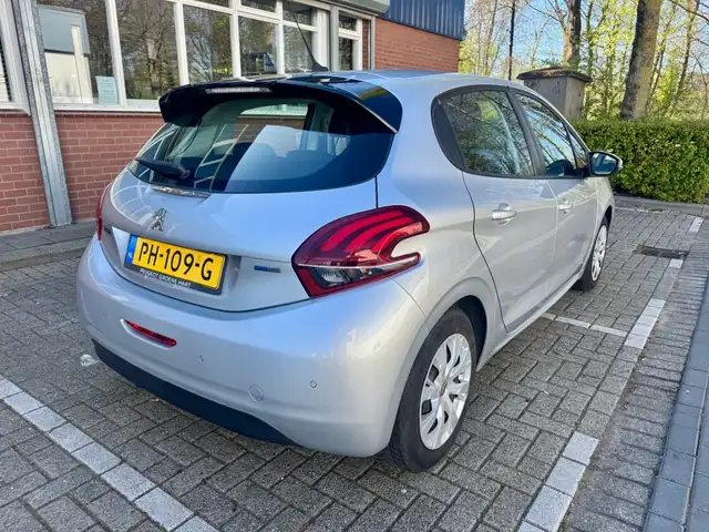 Peugeot 208 view 5
