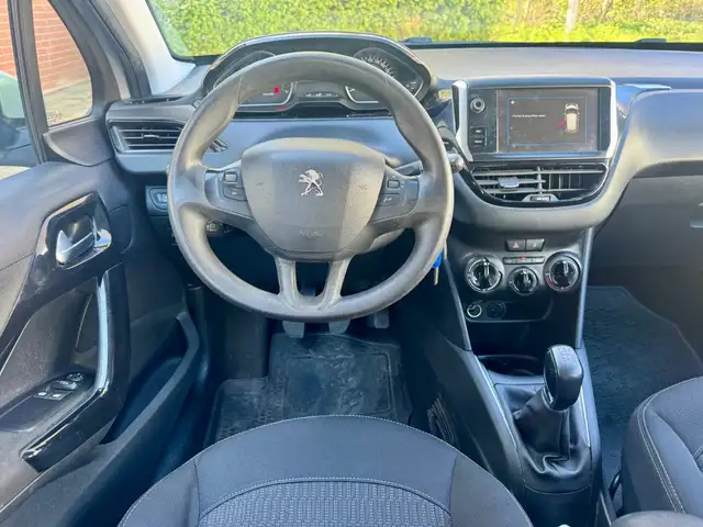 Peugeot 208 view 2