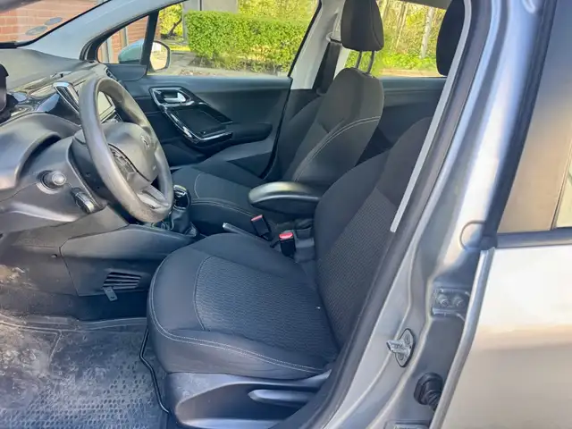 Peugeot 208 view 9