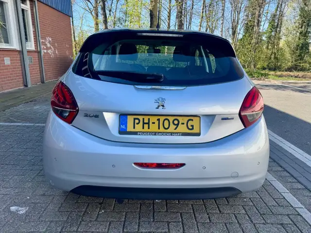 Peugeot 208 view 6