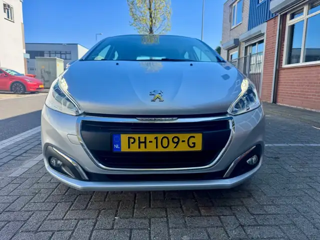 Peugeot 208 view 3