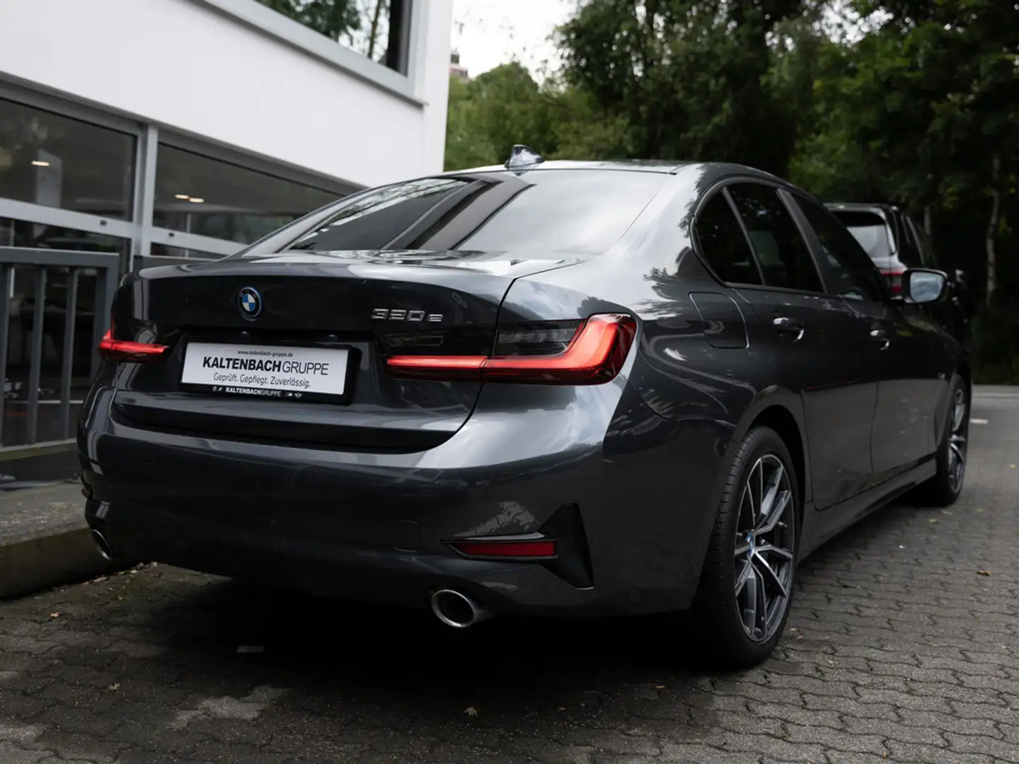 BMW 320 e Limousine AHK LED W-LAN NAVI SHZ KEYLESS Grau - 2