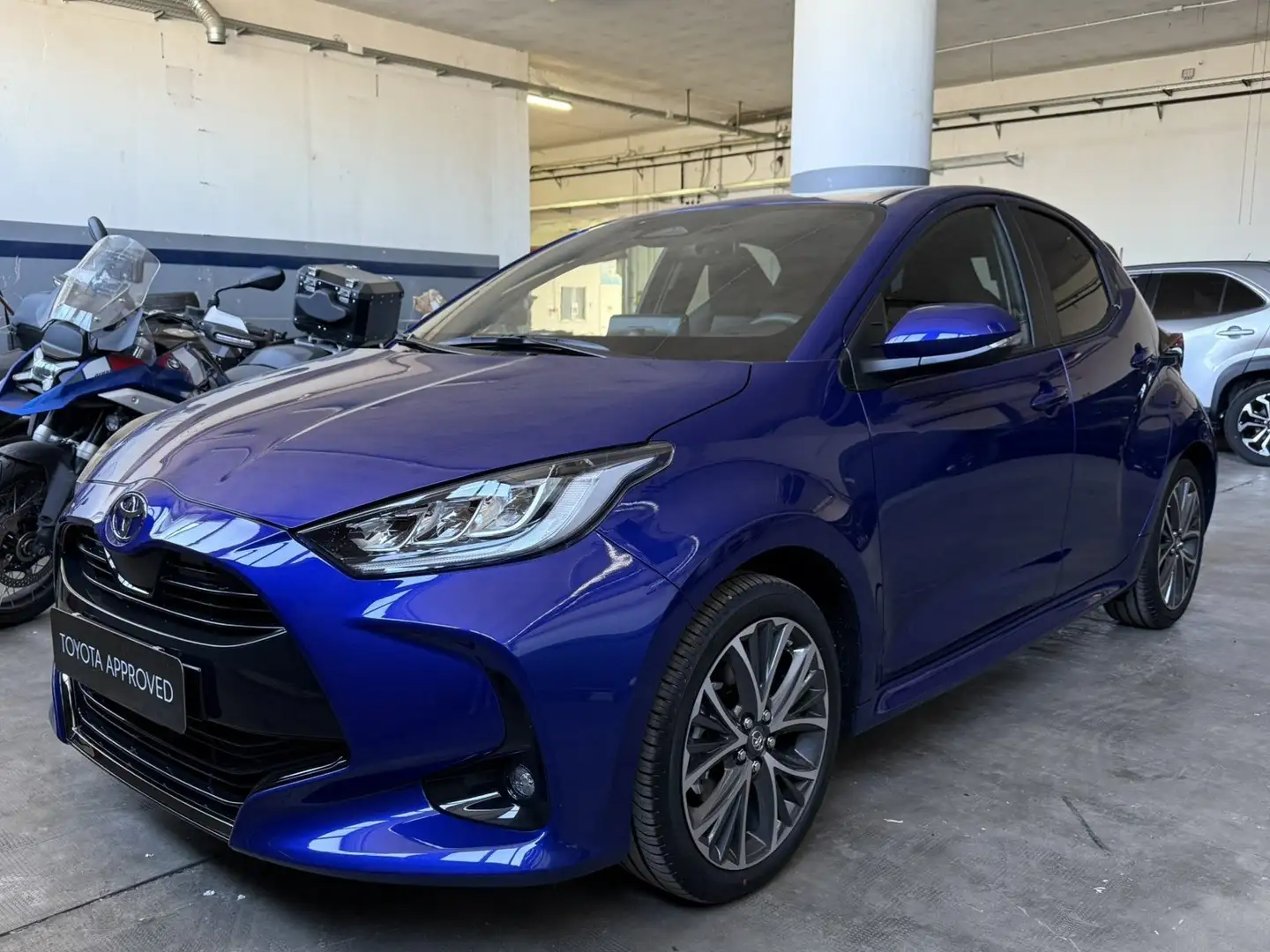 Toyota Yaris Yaris 1.5h 130 Lounge Bleu - 1