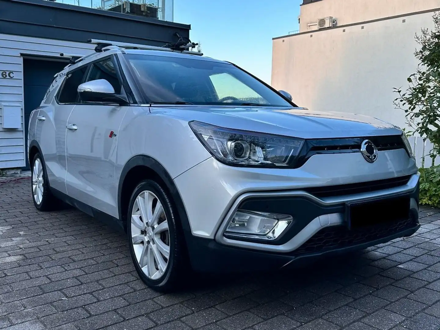 SsangYong XLV XLV e-XDi 160 4WD Crystal Срібний - 1