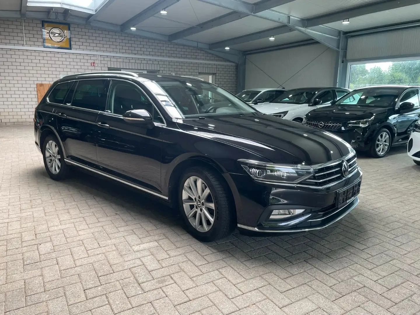 Volkswagen Passat Variant 2.0 TDI Elegance   AHK IQ-LED ACC Noir - 2