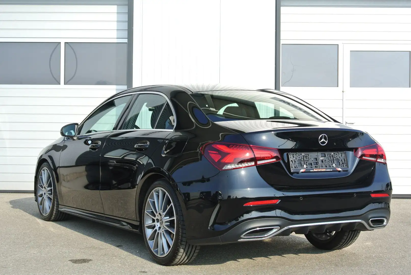 Mercedes-Benz A 180 Limousine Aut. ** AMG-Line **LEDER* LED * virt. CP Schwarz - 2