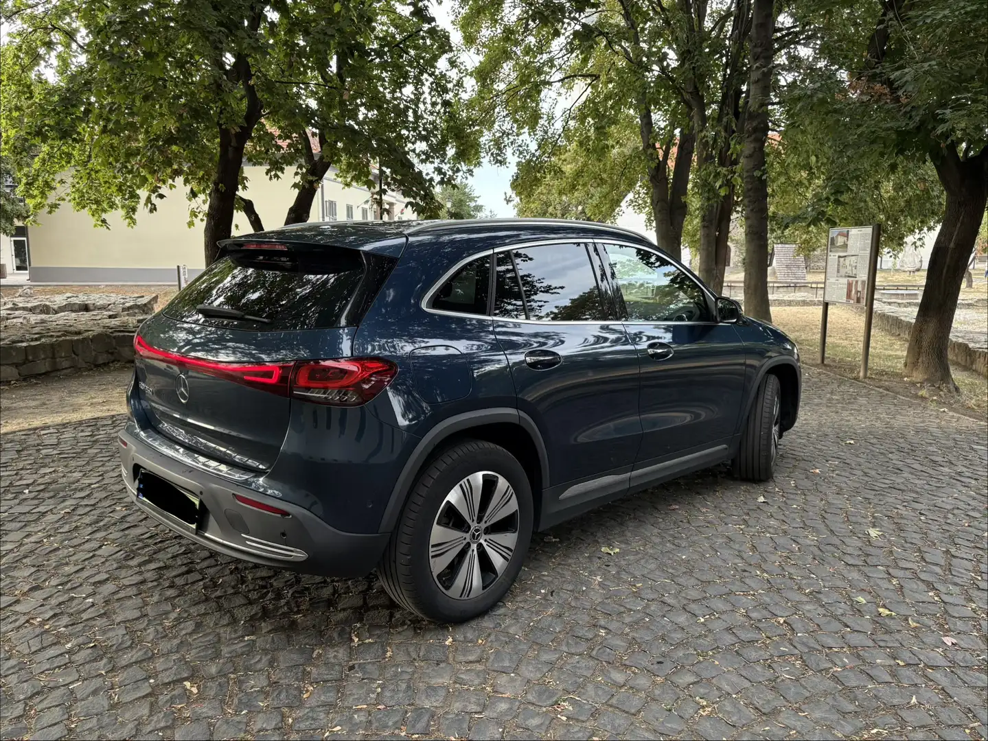 Mercedes-Benz EQA 250 Blau - 2