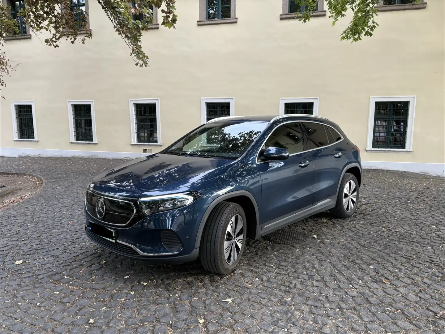 Mercedes-Benz EQA 250 Blau - 1