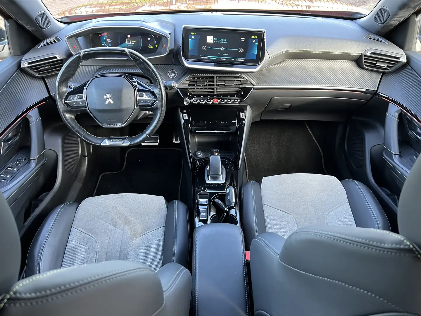 Peugeot e-2008 EV GT Pack 50 kWh Trekhaak / Clima / Camera / Navi Oranje - 2
