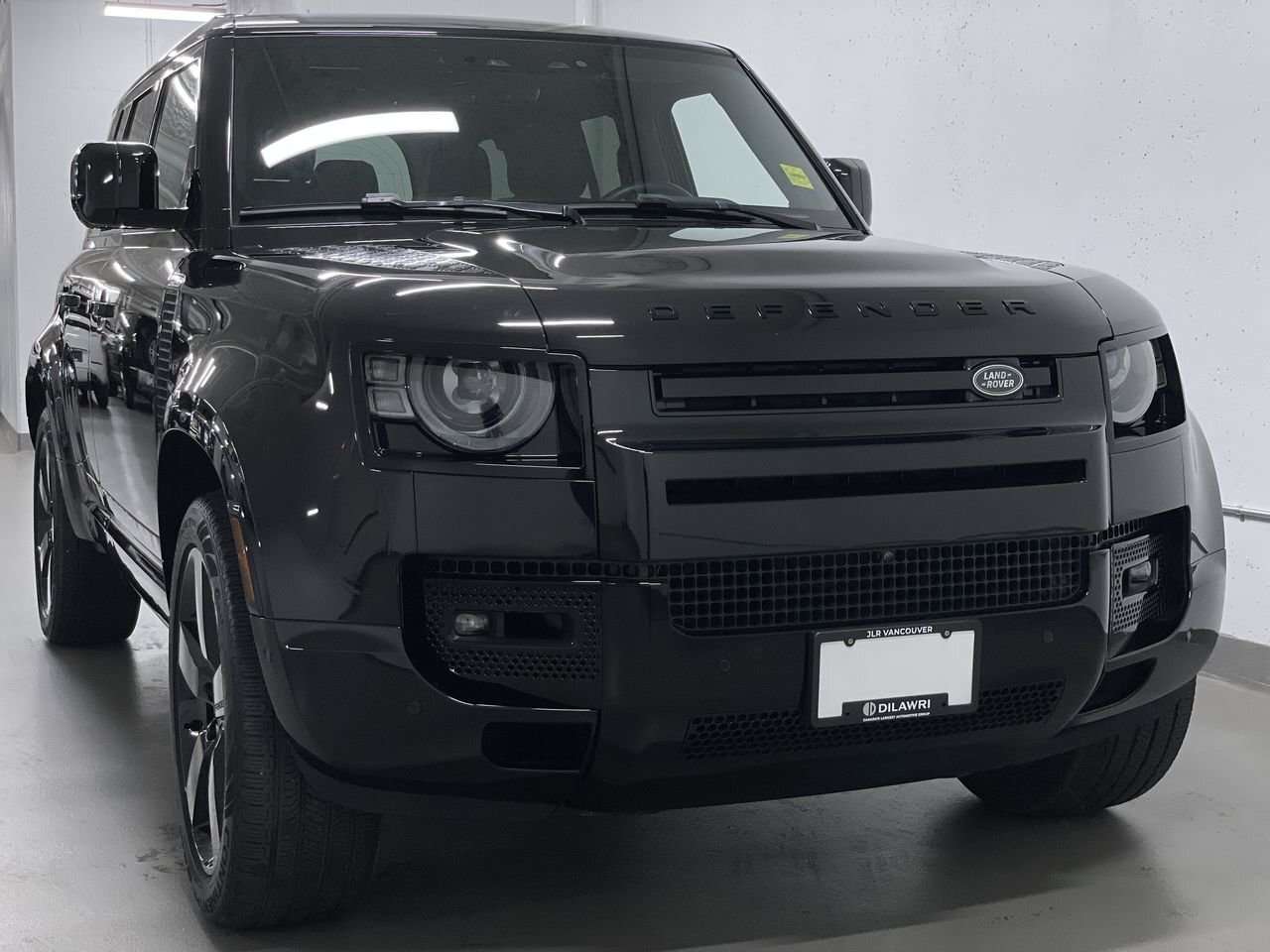 2024 Land Rover Defender 110 P400 X-Dynamic SE | 22" Wheels! Black Exterior alt 2