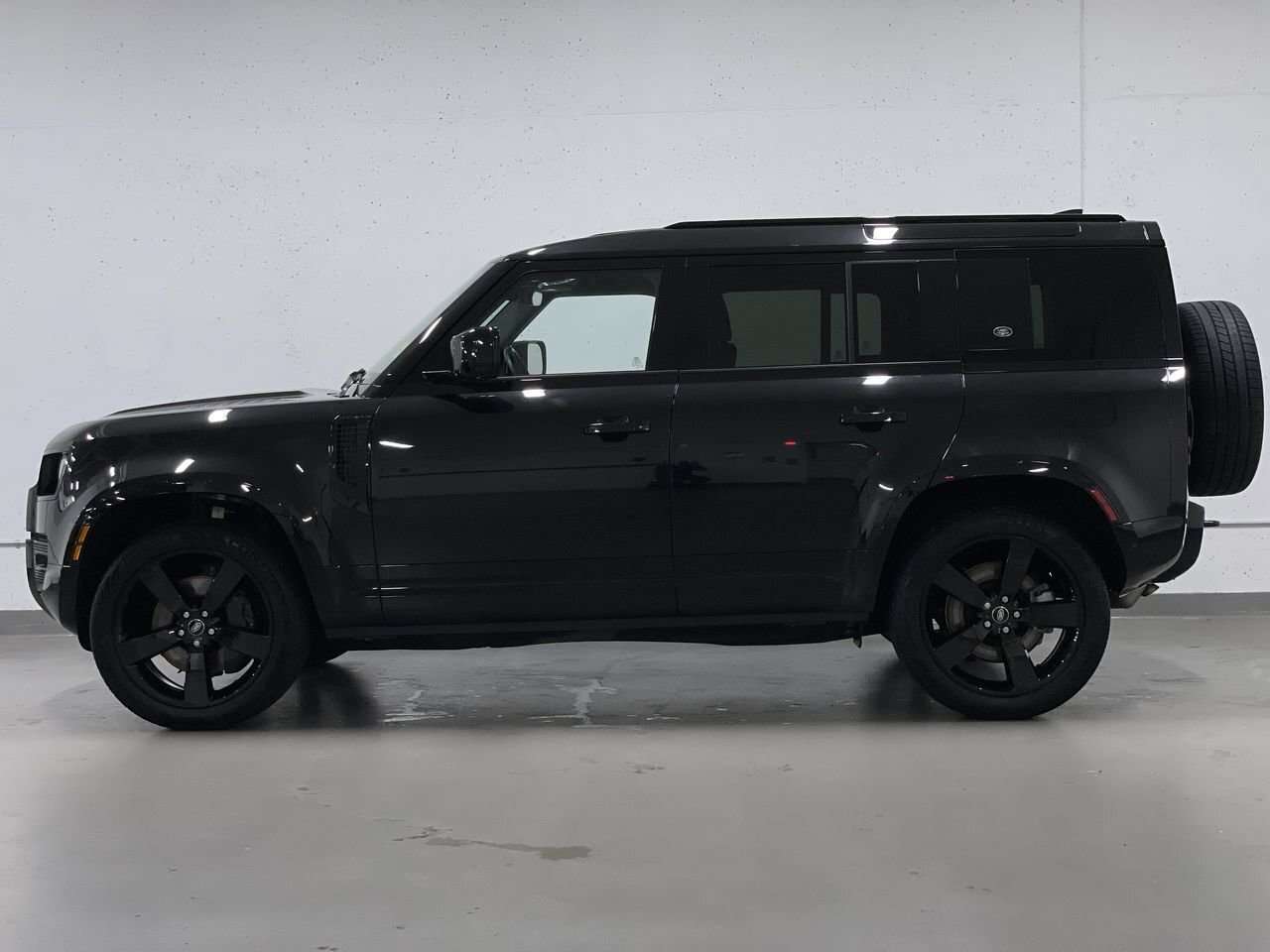 2024 Land Rover Defender 110 P400 X-Dynamic SE | 22" Wheels! Black Exterior thumb 7