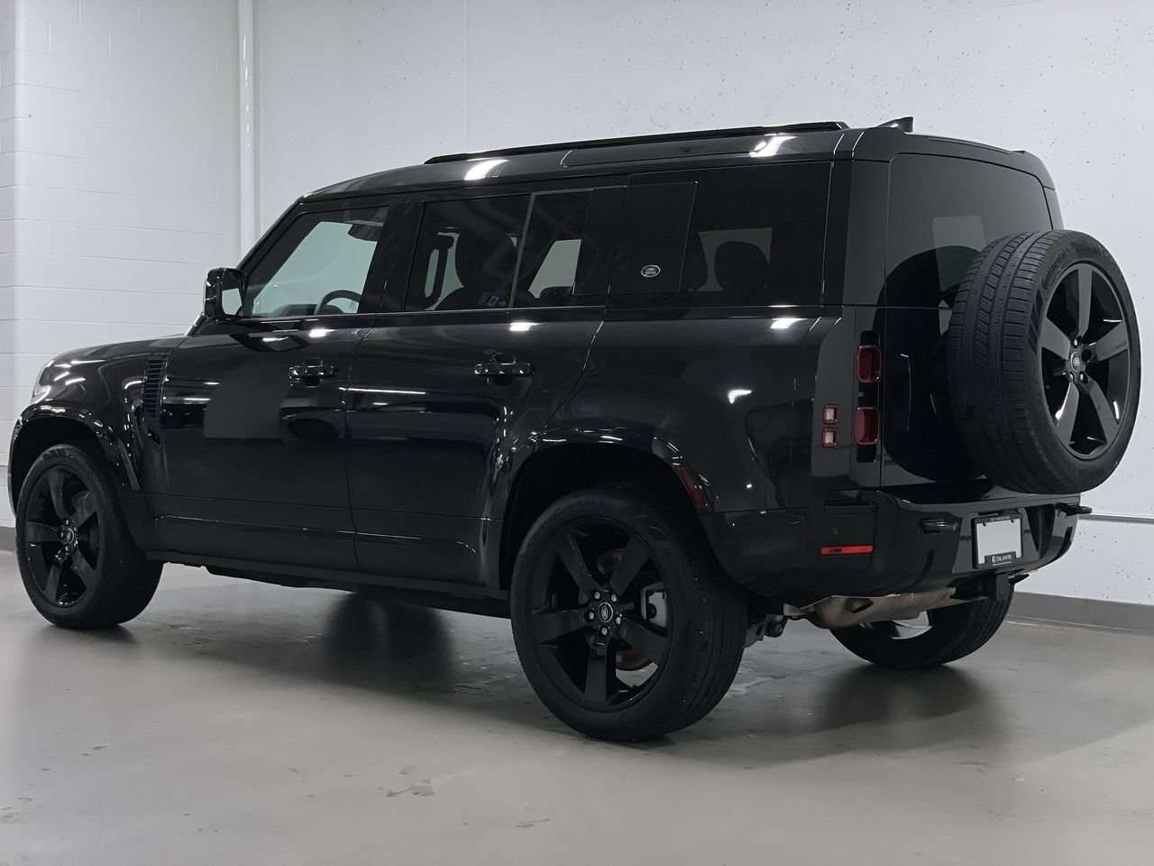 2024 Land Rover Defender 110 P400 X-Dynamic SE | 22" Wheels! Black Exterior thumb 8